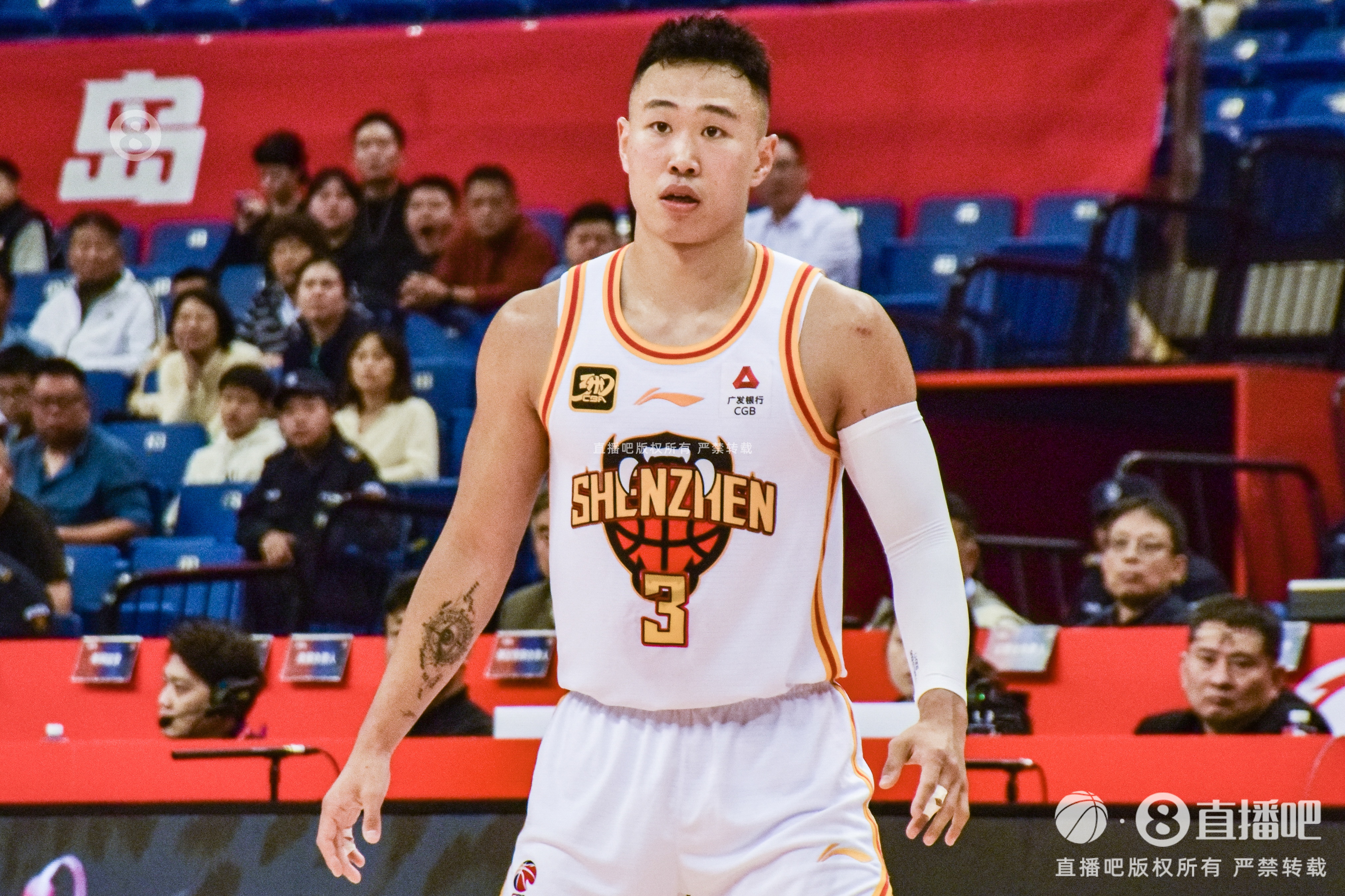 博鱼体育投注-双枪！贺希宁半场13中6砍14分 史密斯半场9中5砍18分&amp;第二节15分